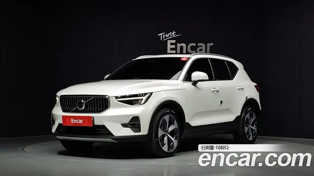 Volvo XC40 2023 — photo 1