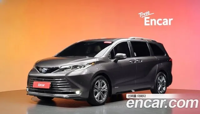 Toyota Sienna 2021 — photo 1