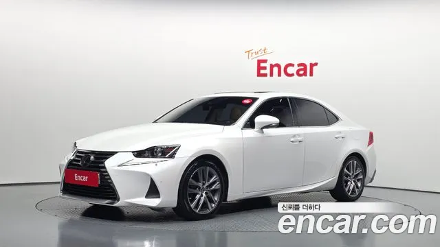Lexus IS 2019 — photo 1