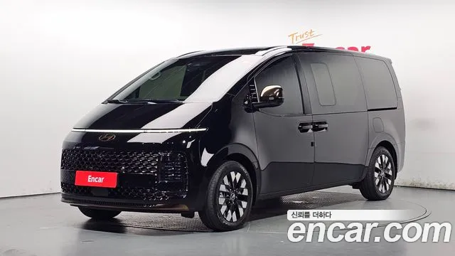 Hyundai Staria 2025 — photo 1