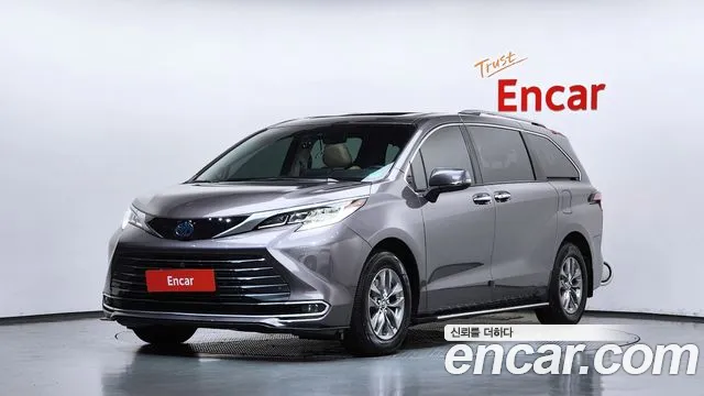 Toyota Sienna 2023 — photo 1