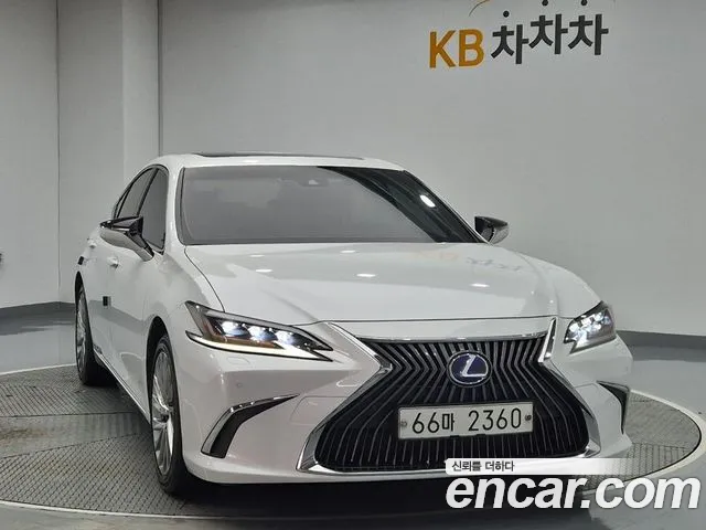 Lexus ES 2019 — photo 1
