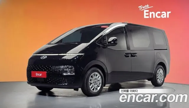 Hyundai Staria 2025 — photo 1