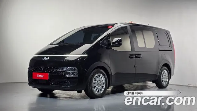 Hyundai Staria 2025 — photo 1