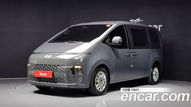 Hyundai Staria 2025 — photo 1