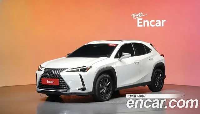 Lexus UX 2026 — photo 1