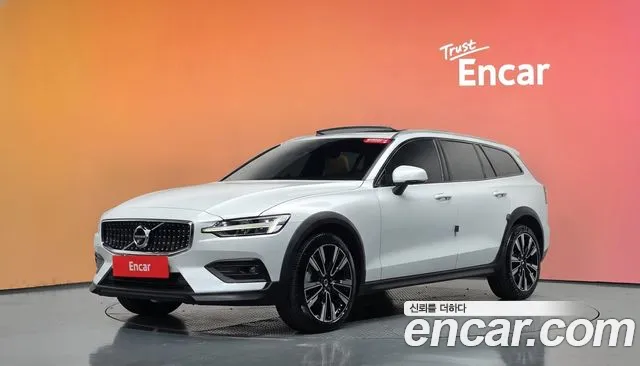 Volvo V60 2022 — photo 1