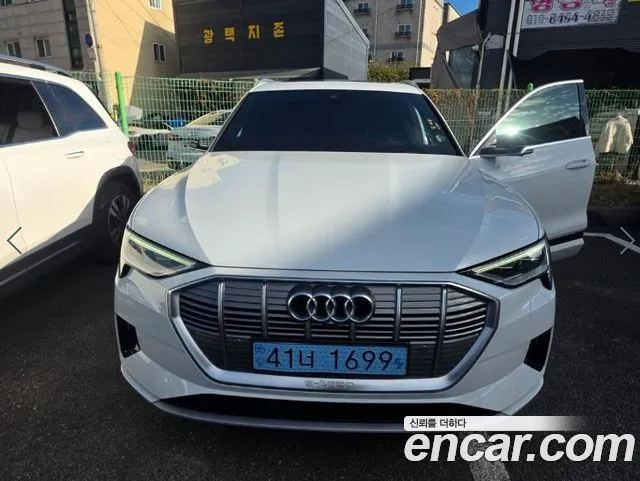 Audi e-tron 2020 — photo 1