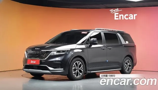 Kia Canival 2023 — photo 1