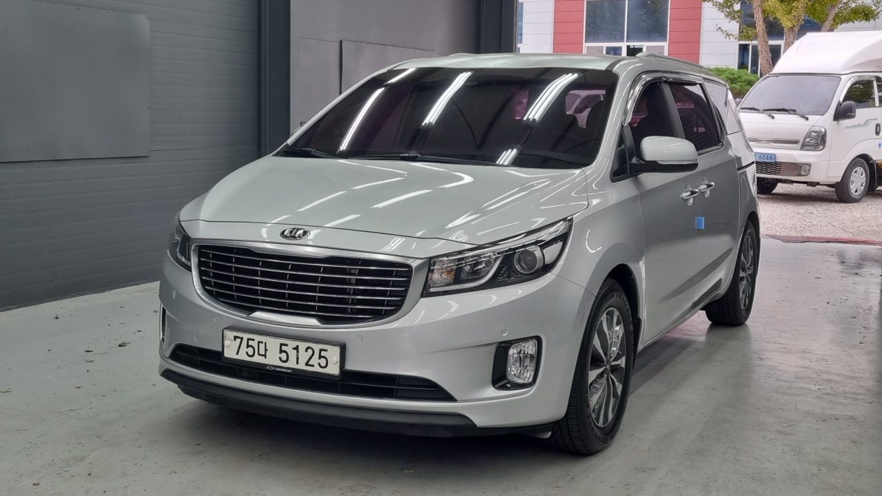 Kia Canival 2015 — photo 1