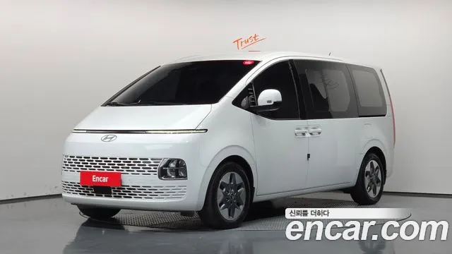 Hyundai Staria 2025 — photo 1