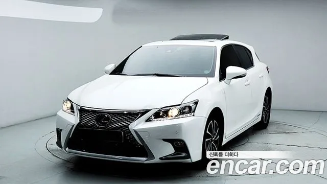 Lexus CT200h 2020 — photo 1