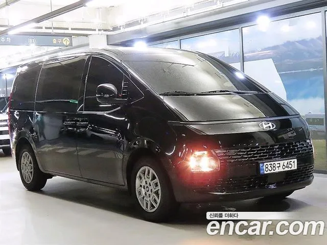 Hyundai Staria 2025 — photo 1
