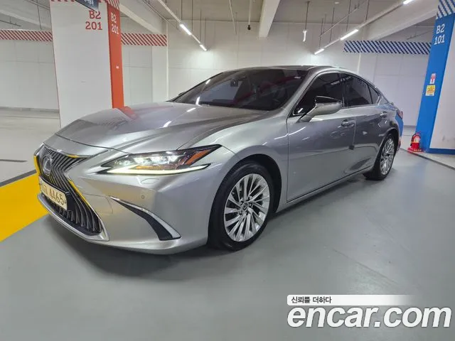 Lexus ES 2019 — photo 1