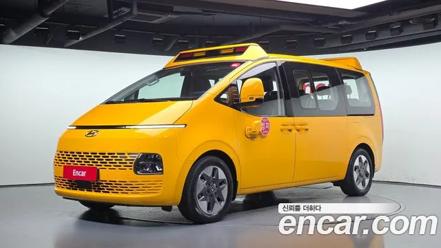 Hyundai Staria 2022 — photo 1