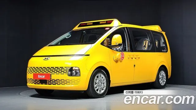 Hyundai Staria 2023 — photo 1