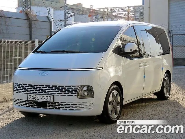 Hyundai Staria 2023 — photo 1