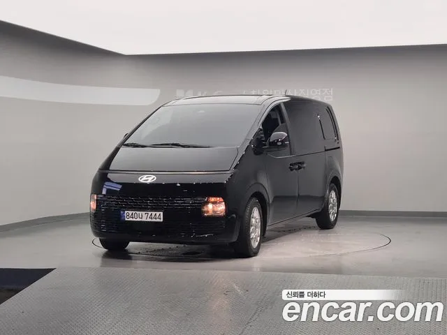 Hyundai Staria 2025 — photo 1