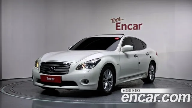Infiniti M 2011 — photo 1