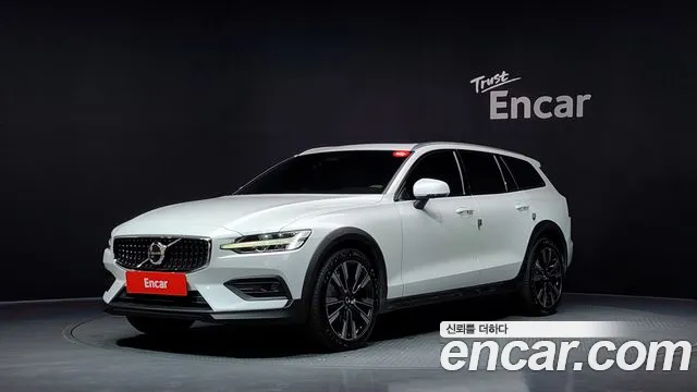 Volvo V60 2023 — photo 1