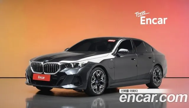 BMW 5-Series 2025 — photo 1