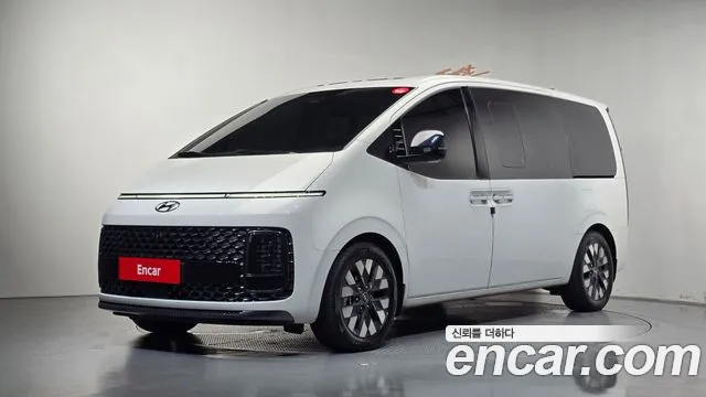 Hyundai Staria 2023 — photo 1