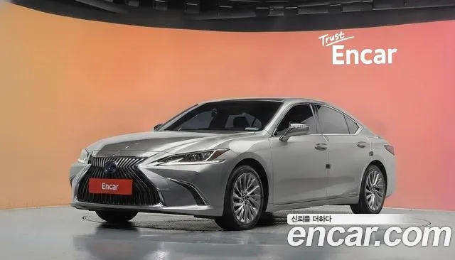 Lexus ES 2019 — photo 1