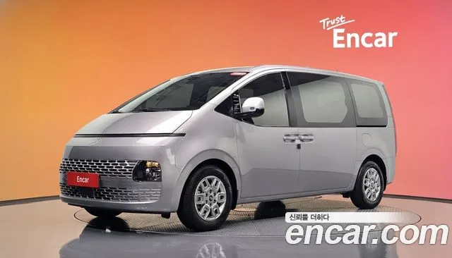 Hyundai Staria 2025 — photo 1