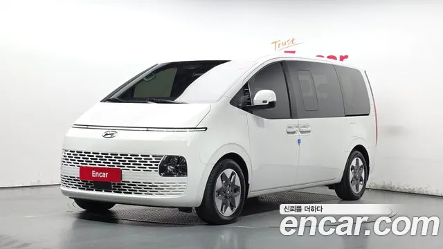 Hyundai Staria 2023 — photo 1