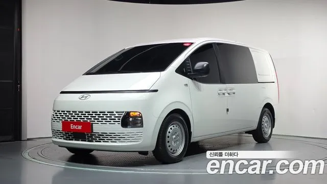 Hyundai Staria 2025 — photo 1