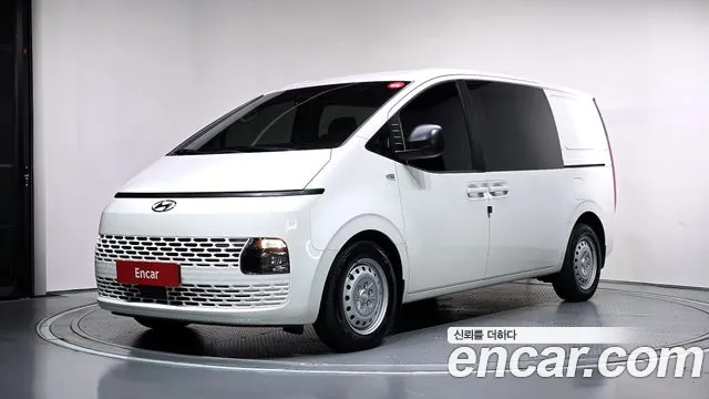 Hyundai Staria 2023 — photo 1