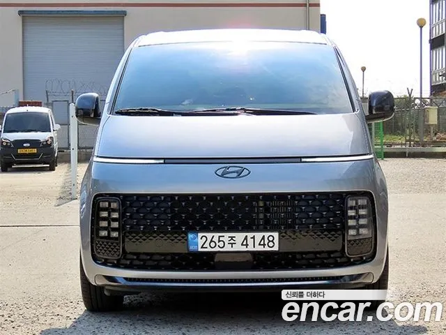 Hyundai Staria 2022 — photo 1