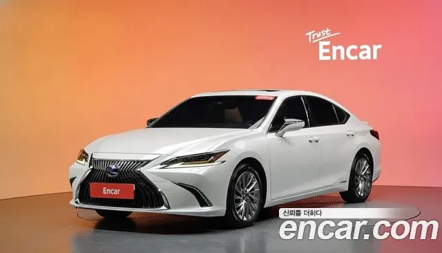 Lexus ES 2019 — photo 1