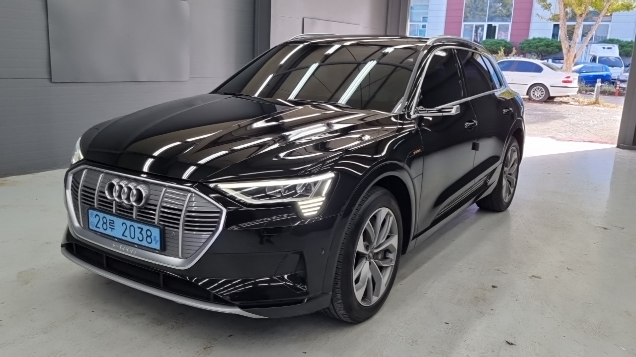 Audi e-tron 2022 — photo 1