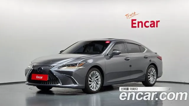 Lexus ES 2019 — photo 1