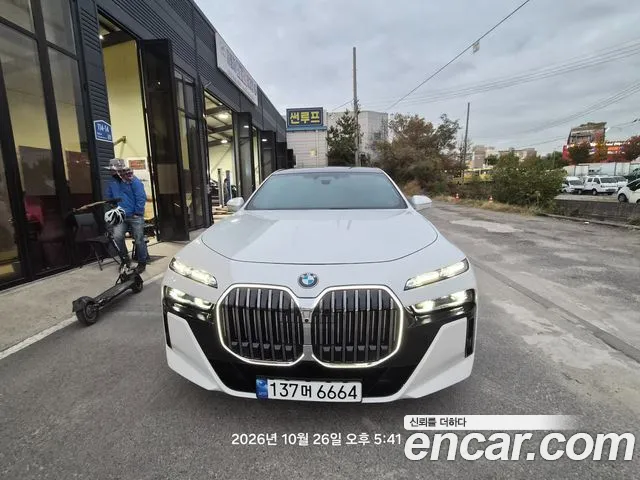 BMW 7-Series 2023 — photo 1