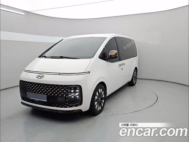 Hyundai Staria 2023 — photo 1