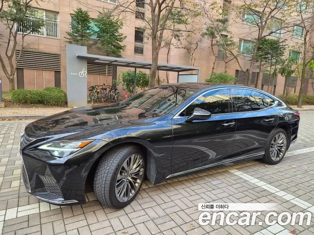 Lexus LS 2023 — photo 1