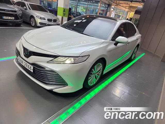 Toyota Camry 2019 — photo 1