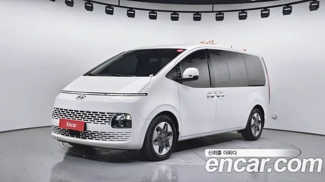 Hyundai Staria 2023 — photo 1