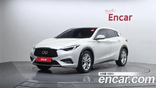 Infiniti Q30 2019 — photo 1