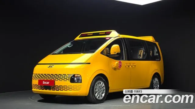 Hyundai Staria 2024 — photo 1