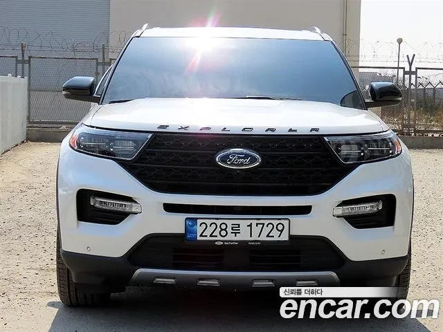 Ford Explorer 2022 — photo 1