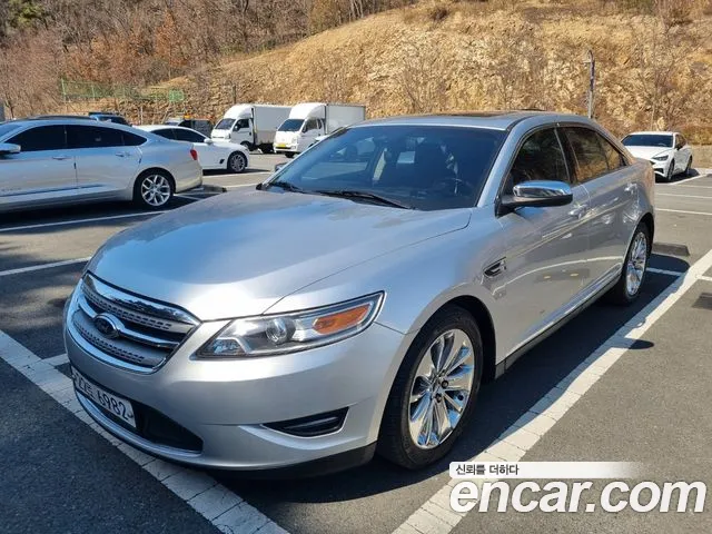 Ford Taurus 2011 — photo 1