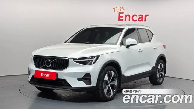 Volvo XC40 2023 — photo 1