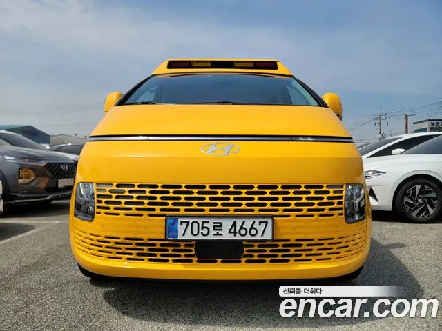 Hyundai Staria 2025 — photo 1