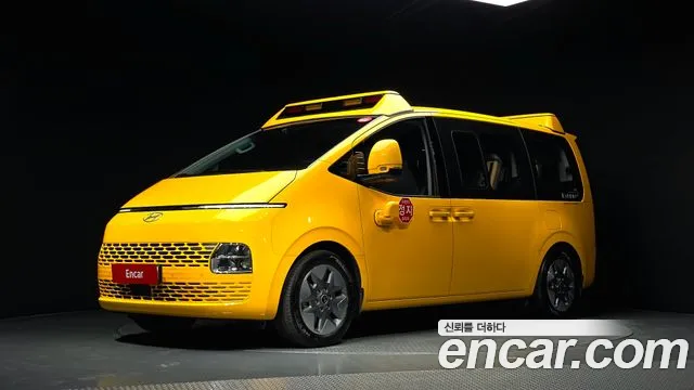 Hyundai Staria 2025 — photo 1