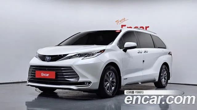 Toyota Sienna 2021 — photo 1