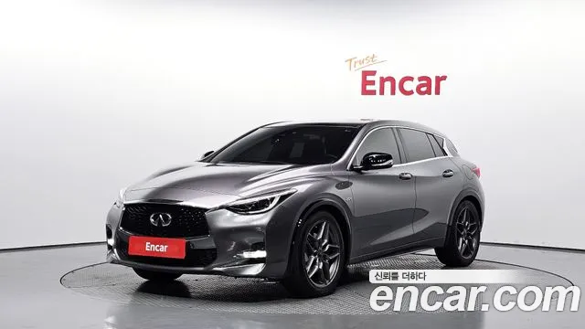 Infiniti Q30 2017 — photo 1