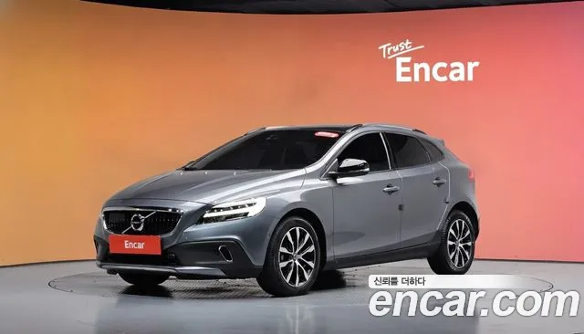 Volvo V40 2019 — photo 1